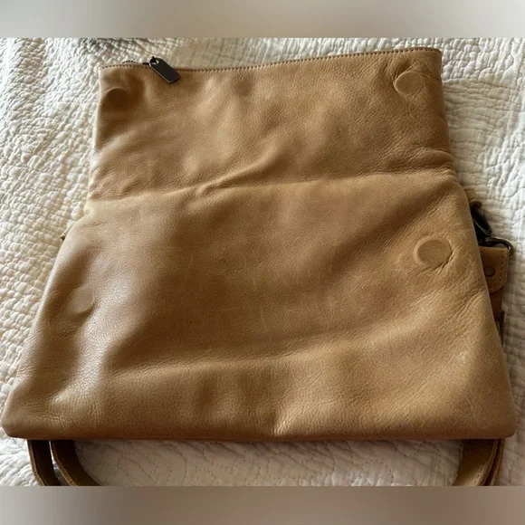 Authentic Brynn Capella Jenne Foldover Crossbody - tan (Gold Dust) MADE IN USA - Picture 13 of 16